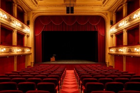 Саратовец собирался сводить девушку в театр, но стал жертвой мощенников