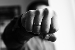 Рецидивист захотел решить проблему отца, избил его соседа и снял с него печатку