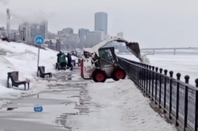 На новой набережной бобкэт собрал снег ковшом и сбросил его в Волгу (видео)