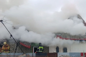 В Энгельсе полыхал частный дом, живущая в нём пенсионерка успела спастись