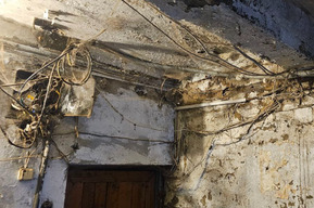 Пенсионер спит «в луже», а на протекающую крышу вызвали сантехника: саратовчанка рассказала об аварийном доме, который игнорируется УК и не расселяется чиновниками