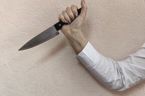 Юная саратовчанка обиделась на мужа из-за обвинений в неверности и ответила насилием: ей грозит до 10 лет