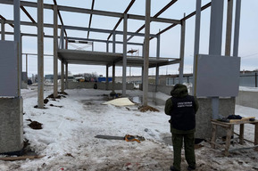 На стройке в Саратове с высоты упал молодой рабочий