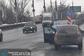 «Перекрывают обзор, загадили всё вокруг»: саратовец пожаловался на нелегальную торговлю на дороге