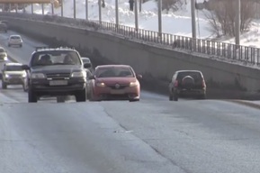 Стало известно, сколько саратовцев лишились прав из-за поддельных номеров или отправились под арест за тонировку