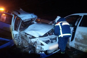 Два человека погибли и шестеро пострадали в столкновении отечественной легковушки и иномарки 