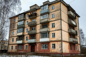 Окна без стекол, потрескавшаяся штукатурка, пыль: директор УК заплатит 40 тысяч за отсутствие порядка в подъезде дома в Саратове