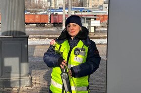 В центре Саратова женщин-тружениц встречал министр с цветами