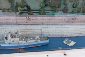 «Выглядит, как и настоящая наша набережная»: жуткий вид панорамы Саратова возмутил горожан (в ней оставили грустную надпись и деньги)