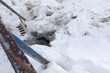Ребёнок полез на сугроб и провалился в ливнёвку