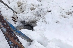 Ребёнок полез на сугроб и провалился в ливнёвку