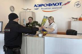 Саратовские транспорт­ные полицейские поздравляли с 8 марта сотрудниц аэропорта и железнодорожного комплекса, а также дарили цветы пассажиркам