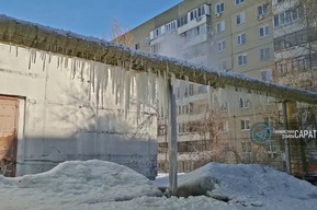Саратовцев четвёртый день «радует» фонтан кипятка во дворе (видео)