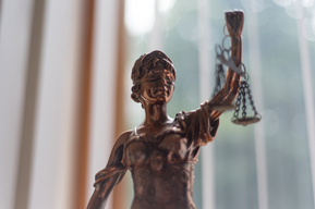 Суд избрал меру пресечения главе одного из районов области, подозреваемому в злоупотреблении должностными полномочиями 