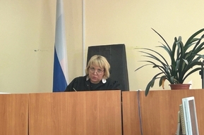 Начался суд над водителем «Мустанга», который избил полицейского в центре Саратова. Журналистам запретили фотографировать обвиняемого