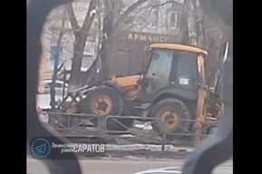 Сомнительный способ использования спецтехники на линии «скоростного трамвая» возмутил горожан (видео)