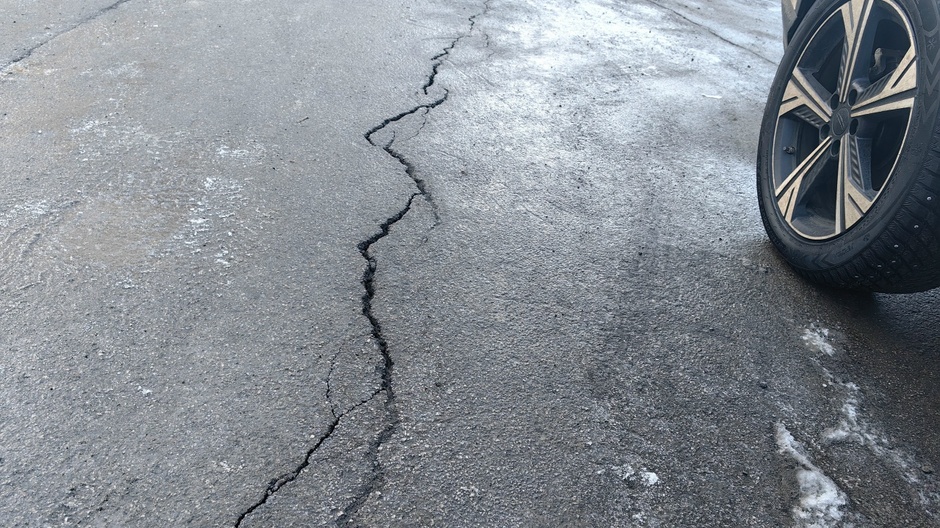 Вышли на «Трассу»: мэрия Саратова заявила о плохом качестве работ и неисполнении гарантийных обязательств подрядчиком по контрактам на сотни миллионов рублей