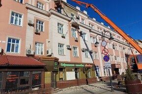 У исторического здания на проспекте Столыпина обвалилась часть стены, её продолжают ломать (фото)