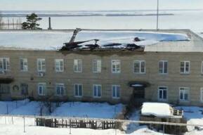 Прошлогодний ураган повредил крышу аварийного дома 1936 года постройки. Жители боятся обрушения и говорят о бездействии чиновников