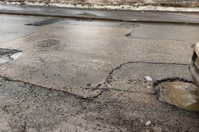 «… … …»: жители Саратова в ужасе от того, что коммунальщики сотворили с дорогой, ранее уложенной в рамках нацпроекта