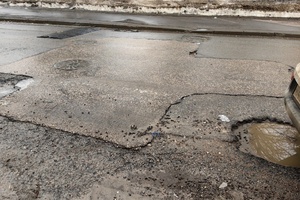 «… … …»: жители Саратова в ужасе от того, что коммунальщики сотворили с дорогой, ранее уложенной в рамках нацпроекта