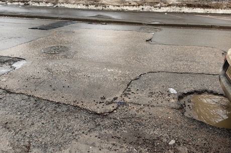 «… … …»: жители Саратова в ужасе от того, что коммунальщики сотворили с дорогой, ранее уложенной в рамках нацпроекта