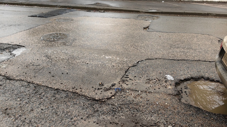 «… … …»: жители Саратова в ужасе от того, что коммунальщики сотворили с дорогой, ранее уложенной в рамках нацпроекта