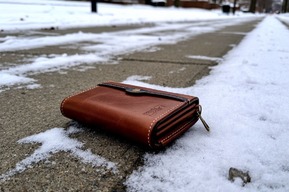 Пенсионерке из Саратова, нашедшей кошелек с деньгами, грозит уголовная ответственность