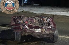 «Семерка» въехала в столб: водитель в больнице