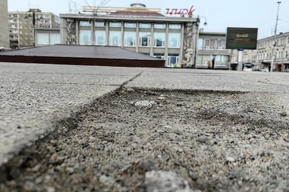 Разбитая Аллея Роз: мэр Молчанов заявил о «действующих гарантийных обязательствах», но чиновники сами закупают плитку на 6 миллионов рублей