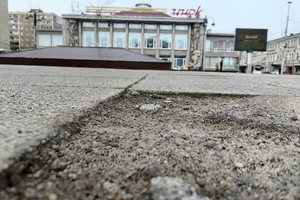 Разбитая Аллея Роз: мэр Молчанов заявил о «действующих гарантийных обязательствах», но чиновники сами закупают плитку на 6 миллионов рублей