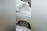 «Я кричала от шока»: в Солнечном глыбы льда упали на машину, внутри находилась женщина