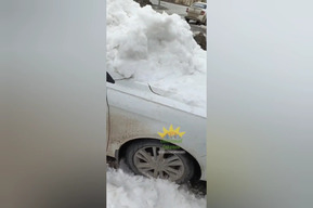 «Я кричала от шока»: в Солнечном глыбы льда упали на машину, внутри находилась женщина