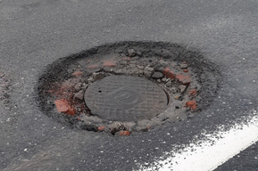 «Как после бомбёжки»: саратовские водители возмущены разбитыми дорогами и незаделанными ямами по всему городу, а чиновники отвечают отписками и просят «конкретизировать адрес»