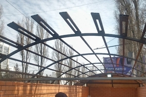 Спустя месяц чиновники не установили новый козырёк на подземном пешеходном переходе на 2-й Дачной, который прогнулся под толстым слоем снега