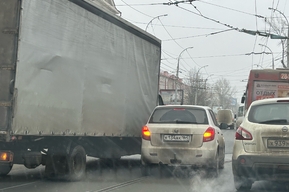 На Московской столкнулись иномарка и «ГАЗель»: на месте образовывается пробка 