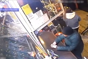 В Энгельсе задержали «шокирующе» наглую женщину: она присвоила телефон, цепочку и продукты