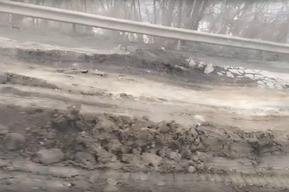 «Автобусы скоро откажутся ездить по этой полосе препятствий»: жители саратовского посёлка опасаются, что будут отрезаны от города из-за почти уничтоженной дороги