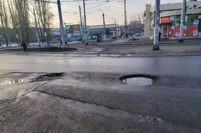 «Сколько можно ремонтировать одно и то же место?»: горожанка показала, во что на оживлённой улице превратился асфальт, который положили меньше года назад