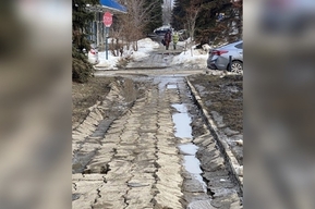 «Культура в Саратове терпит бедствие»: горожанин обратил внимание на ужасное состояние дороги, ведущей к театру оперы и балета на 2-й Дачной