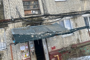 «Кирпичи каждый час падают, скоро выпадет окно в квартире»: жильцы жуткой пятиэтажки показали, в каких условиях вынуждены оставаться (фото)