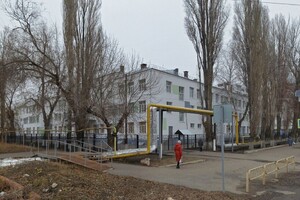 Вокруг новой пристройки к саратовской школе провалился асфальт: нарушения не устранены, подрядчик банкротится