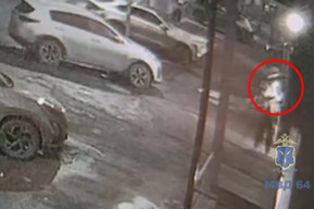 Нетрезвый сотрудник «Красное&Белое» сорвал светодиодную вывеску с магазина и забрал её «в качестве трофея»