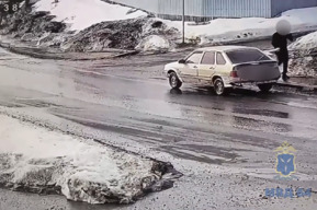 Молодой человек украл из незапертой машины шесть пакетов с косметикой