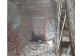 Многострадальную пятиэтажку в Заводском районе затапливает кипятком: ранее там вырастали сталагмиты и рухнула лестница
