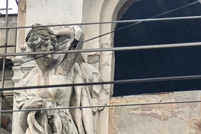 Эстетика разрушения: снятие фальшфасада с дома Яхимовича обнажило гниль, глубокие трещины и кариатиды, готовые рухнуть прохожим на голову