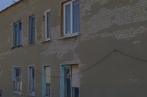 Люди продолжают жить в доме, который должны были расселить больше 5 лет назад. Возбуждено дело о халатности чиновников