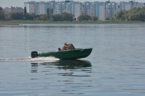 Правительство не теряет надежды найти подрядчика для эвакуации лодок-нарушителей в Саратове и Энгельсе