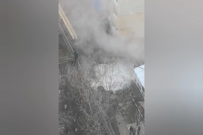 Рядом со школой в Саратове произошёл прорыв: улицу заволокло паром