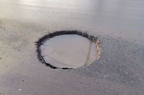 «Видимо, придётся писать Володину»: горожанка рассказала о разбитой дороге на Огородной